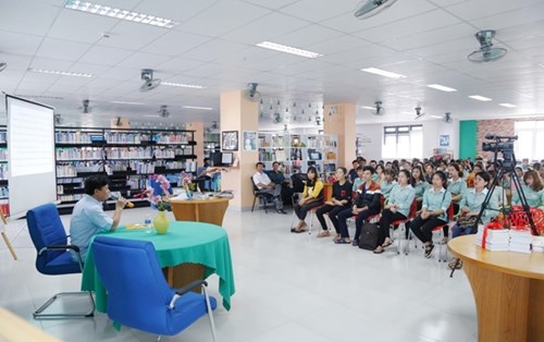 Giao lưu "Sách với sinh viên" cùng nhà văn Nguyễn Hồng Thái